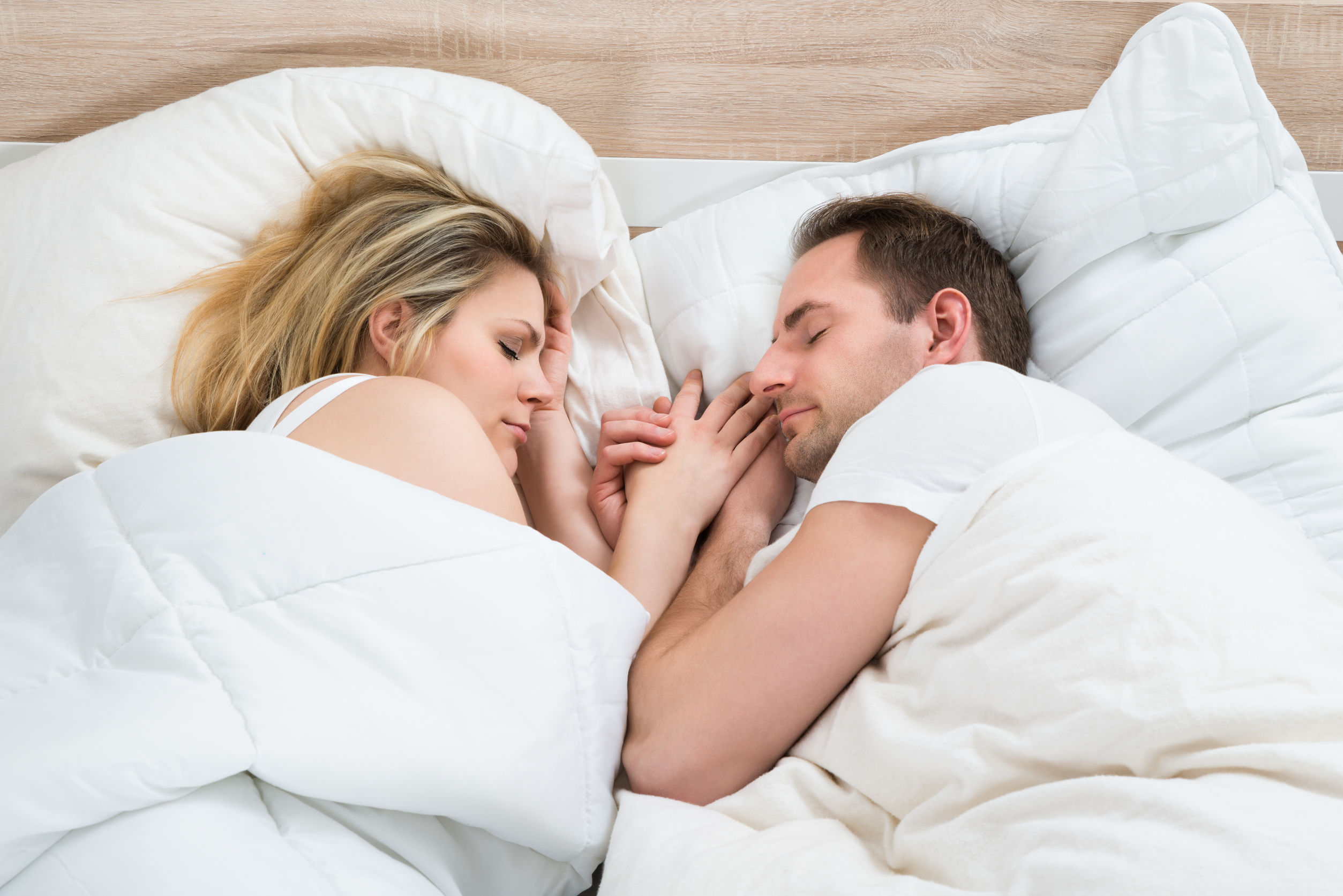 Изменила в постели с мужем. Засыпают лицом к лицу. Спят лицом к лицу. Встречают новый год в постели муж ч женой фото.